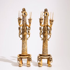 Une paire de bougeoirs en ivoire sculpté et ajouré, Chine, 18/19ème — photo 4