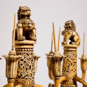 Une paire de bougeoirs en ivoire sculpté et ajouré, Chine, 18/19ème — photo 5