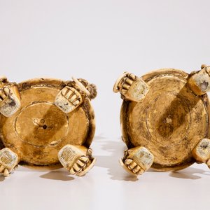 Une paire de bougeoirs en ivoire sculpté et ajouré, Chine, 18/19ème — photo 8