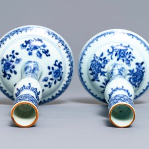 Une paire de bougeoirs en porcelaine de Chine bleu et blanc, Kangxi/Qianlong — photo 6