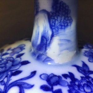 Une paire de bougeoirs en porcelaine de Chine bleu et blanc, Kangxi/Qianlong — photo 10