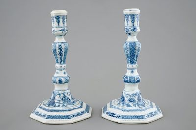 Une paire de bougeoirs en porcelaine de Chine bleu et blanc, Qianlong, 18ème