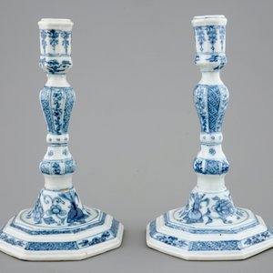 Une paire de bougeoirs en porcelaine de Chine bleu et blanc, Qianlong, 18ème — photo 4