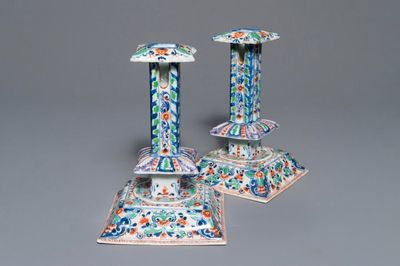 Une paire de bougeoirs en porcelaine de Chine bleu et blanc surdécorée, Kangxi