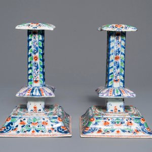 Une paire de bougeoirs en porcelaine de Chine bleu et blanc surdécorée, Kangxi — photo 3
