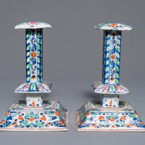 Une paire de bougeoirs en porcelaine de Chine bleu et blanc surdécorée, Kangxi — photo 4