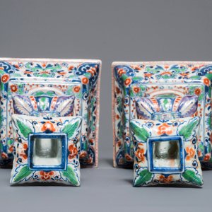 Une paire de bougeoirs en porcelaine de Chine bleu et blanc surdécorée, Kangxi — photo 7