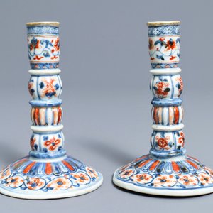 Une paire de bougeoirs en porcelaine de Chine de style Imari, Kangxi — photo 2