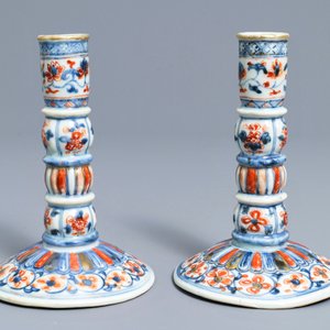 Une paire de bougeoirs en porcelaine de Chine de style Imari, Kangxi — photo 3