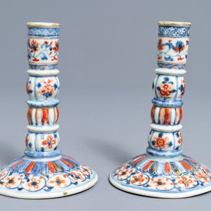 Une paire de bougeoirs en porcelaine de Chine de style Imari, Kangxi — photo 4