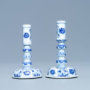 Une paire de bougeoirs en porcelaine de Chine en bleu et blanc, Kangxi — photo 2