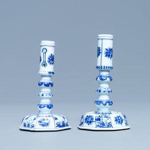 Une paire de bougeoirs en porcelaine de Chine en bleu et blanc, Kangxi — photo 3