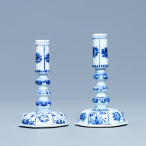 Une paire de bougeoirs en porcelaine de Chine en bleu et blanc, Kangxi — photo 4