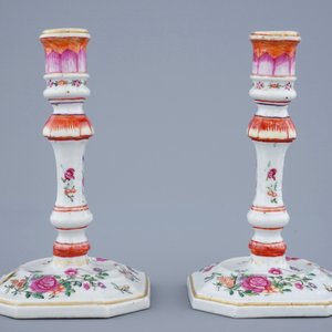 Une paire de bougeoirs en porcelaine de Chine famille rose, Qianlong, 18ème — photo 4