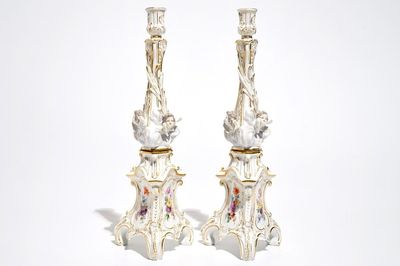 Une paire de bougeoirs en porcelaine de Meissen, Allemagne, 19ème