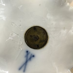 Une paire de bougeoirs en porcelaine de Meissen, Allemagne, 19ème — photo 15