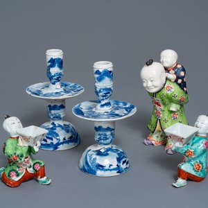 Une paire de bougeoirs et trois figures de garçons en porcelaine de Chine, 19ème — photo 1