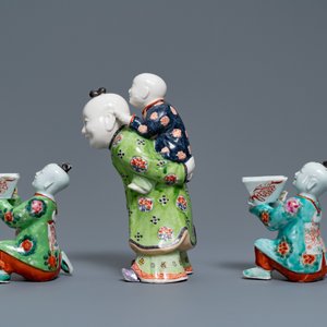 Une paire de bougeoirs et trois figures de garçons en porcelaine de Chine, 19ème — photo 11