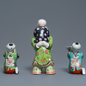 Une paire de bougeoirs et trois figures de garçons en porcelaine de Chine, 19ème — photo 12