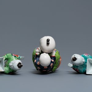 Une paire de bougeoirs et trois figures de garçons en porcelaine de Chine, 19ème — photo 15