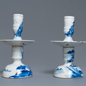 Une paire de bougeoirs et trois figures de garçons en porcelaine de Chine, 19ème — photo 5