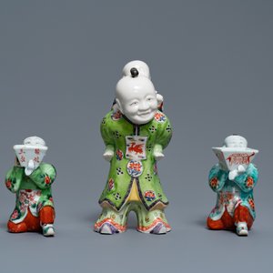 Une paire de bougeoirs et trois figures de garçons en porcelaine de Chine, 19ème — photo 10