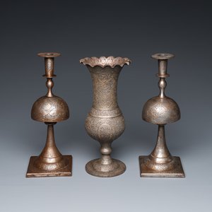 Une paire de bougeoirs et un vase en acier damascené, art qadjar, la Perse, 19ème — photo 1