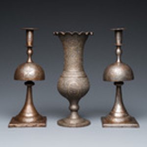 Une paire de bougeoirs et un vase en acier damascené, art qadjar, la Perse, 19ème — photo 2
