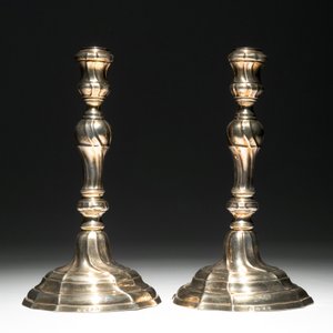 Une paire de bougeoirs Louis XV en argent, marque de Mons, 1776-1779 — photo 2