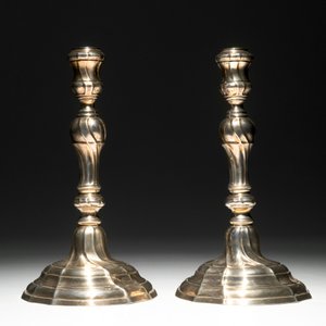 Une paire de bougeoirs Louis XV en argent, marque de Mons, 1776-1779 — photo 4