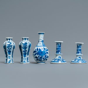 Une paire de bougeoirs miniatures et trois petits vases en porcelaine de Chine en bleu et blanc, Kangxi — photo 3