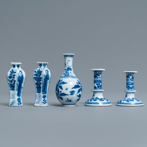 Une paire de bougeoirs miniatures et trois petits vases en porcelaine de Chine en bleu et blanc, Kangxi — photo 4