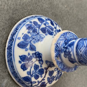 Une paire de bougeoirs miniatures et trois petits vases en porcelaine de Chine en bleu et blanc, Kangxi — photo 9