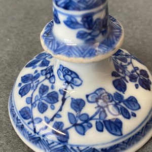 Une paire de bougeoirs miniatures et trois petits vases en porcelaine de Chine en bleu et blanc, Kangxi — photo 10