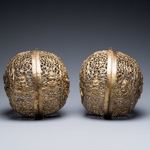 Une paire de boules d'encens en cuivre ajouré, 17/18ème — photo 3