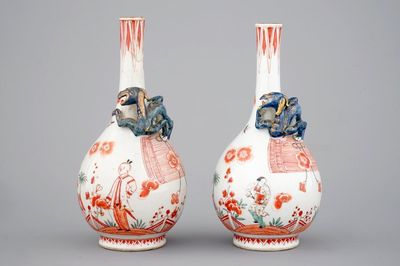 Une paire de bouteilles en porcelaine de Chine surdécorés aux Pays-Bas, Kangxi, ca. 1700