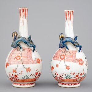 Une paire de bouteilles en porcelaine de Chine surdécorés aux Pays-Bas, Kangxi, ca. 1700 — photo 2