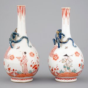 Une paire de bouteilles en porcelaine de Chine surdécorés aux Pays-Bas, Kangxi, ca. 1700 — photo 3