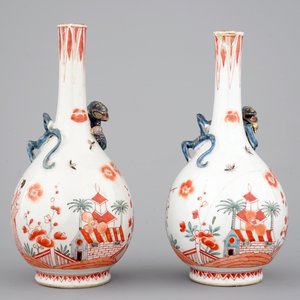 Une paire de bouteilles en porcelaine de Chine surdécorés aux Pays-Bas, Kangxi, ca. 1700 — photo 4