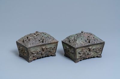 Une paire de brûle-parfums aux couvercles ajourés en bronze de style Ming, Chine, 19ème