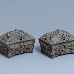 Une paire de brûle-parfums aux couvercles ajourés en bronze de style Ming, Chine, 19ème — photo 1