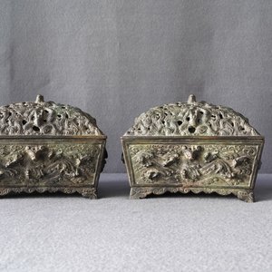Une paire de brûle-parfums aux couvercles ajourés en bronze de style Ming, Chine, 19ème — photo 14