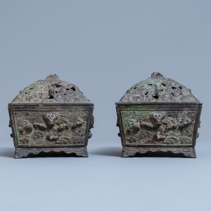 Une paire de brûle-parfums aux couvercles ajourés en bronze de style Ming, Chine, 19ème — photo 3