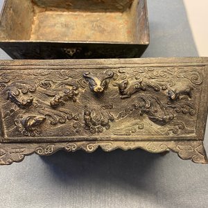 Une paire de brûle-parfums aux couvercles ajourés en bronze de style Ming, Chine, 19ème — photo 33