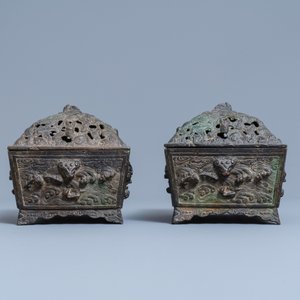 Une paire de brûle-parfums aux couvercles ajourés en bronze de style Ming, Chine, 19ème — photo 5