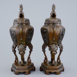 Une paire de brûle-parfums en bronze décoré en relief, Japon, 19ème — photo 4