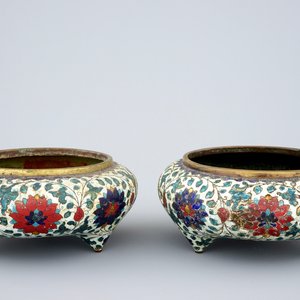 Une paire de brûle-parfums en bronze doré et cloisonné, Chine, fin de la dynastie Ming — photo 1