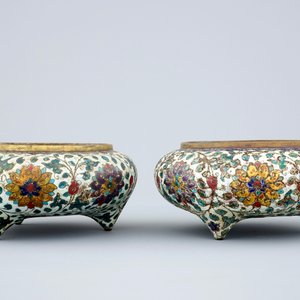 Une paire de brûle-parfums en bronze doré et cloisonné, Chine, fin de la dynastie Ming — photo 2