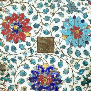 Une paire de brûle-parfums en bronze doré et cloisonné, Chine, fin de la dynastie Ming — photo 8