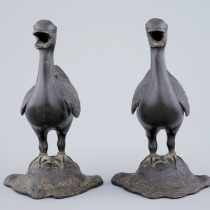 Une paire de brûle-parfums en bronze en forme de canards, 18/19ème — photo 2